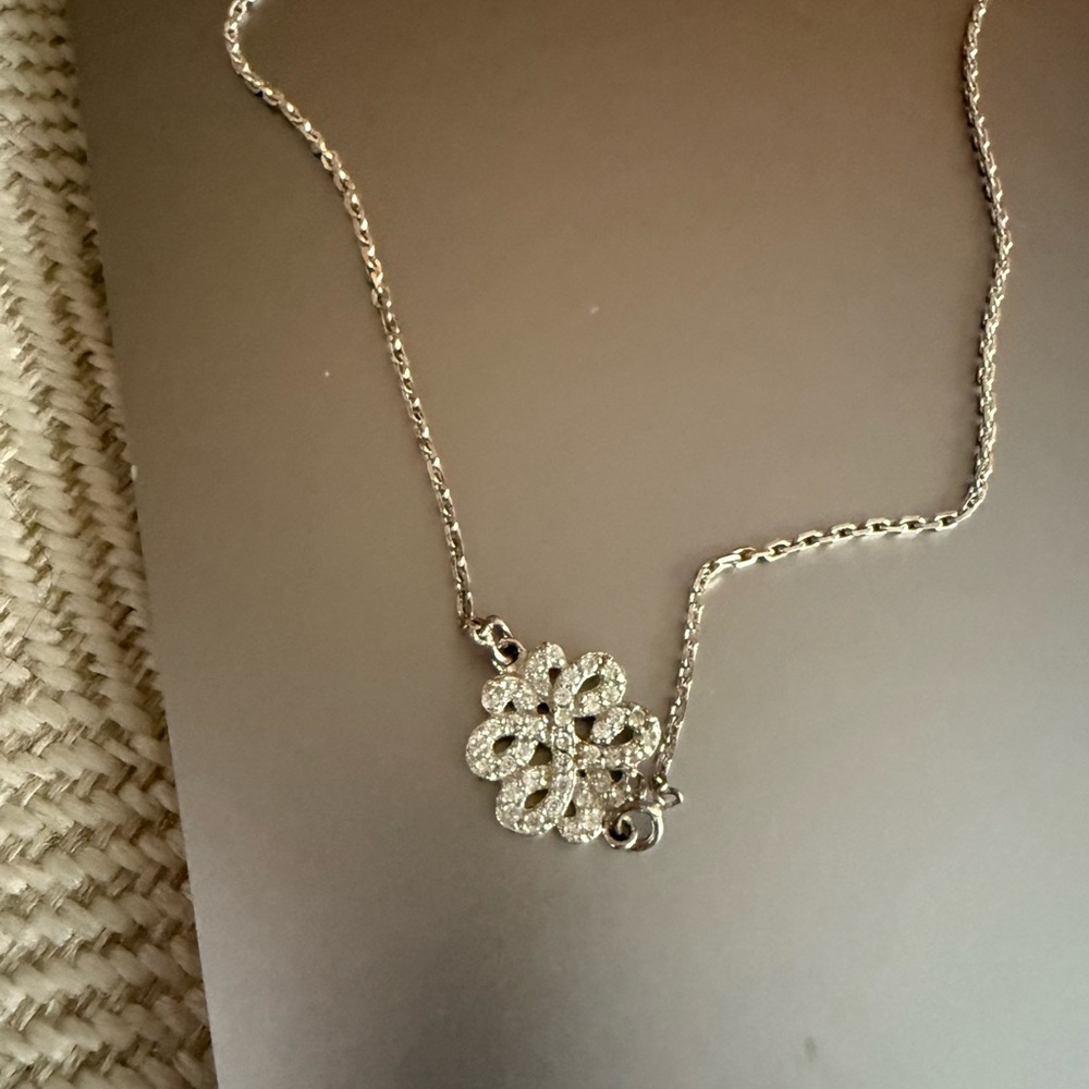 Elegant Silver Flower Pendant Necklace